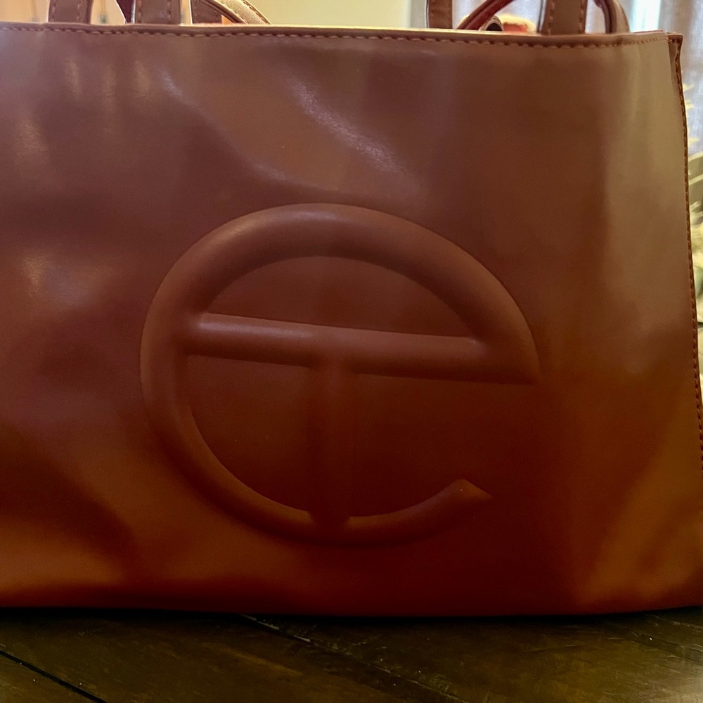 AUTHENTIC TELFAR MEDIUM BAG. COLOR OXBLOOD